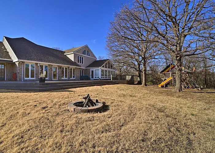 Grand Getaway With Private Pond, Dock & Deck Holiday home *