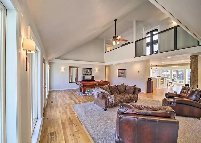 Grand Getaway With Private Pond, Dock & Deck Tulsa
