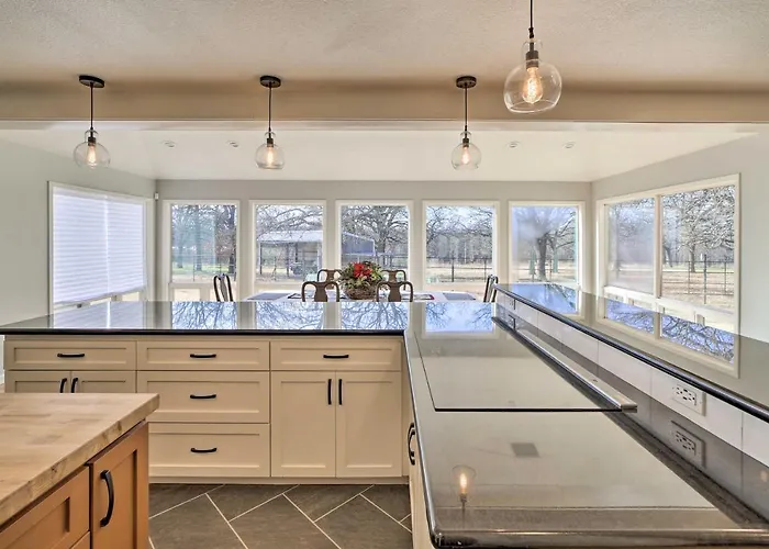 Grand Getaway With Private Pond, Dock & Deck Tulsa