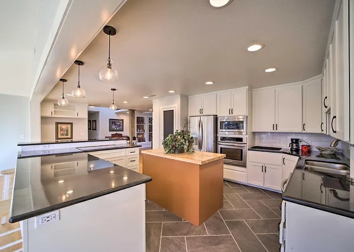 Grand Getaway With Private Pond, Dock & Deck Holiday home Tulsa