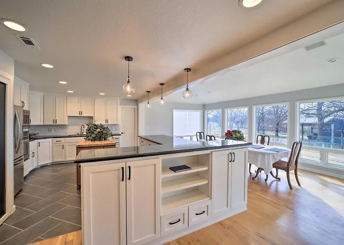 Grand Getaway With Private Pond, Dock & Deck Tulsa