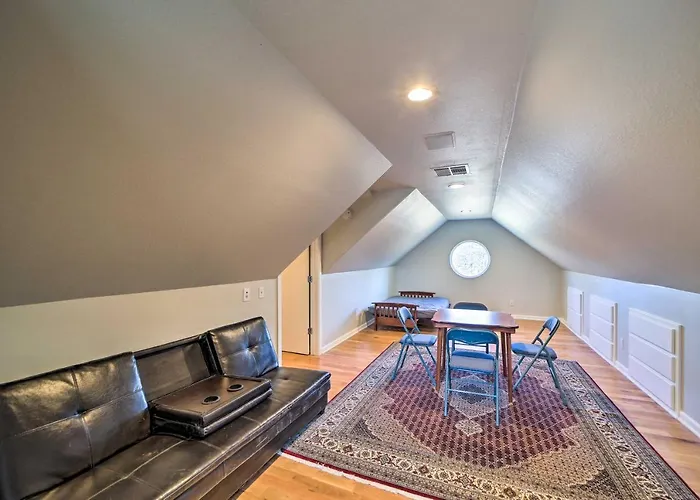 Grand Getaway With Private Pond, Dock & Deck Tulsa