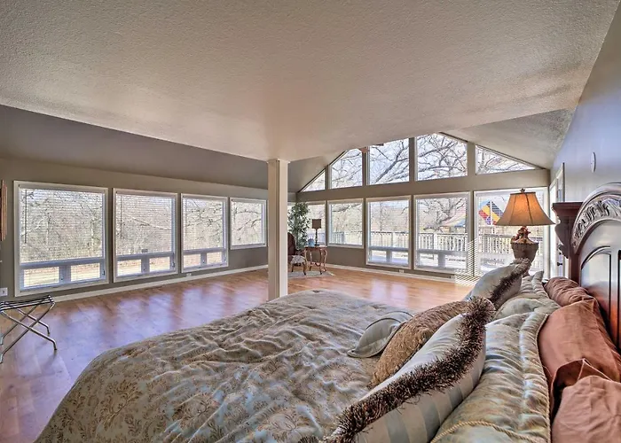 Grand Getaway With Private Pond, Dock & Deck Tulsa