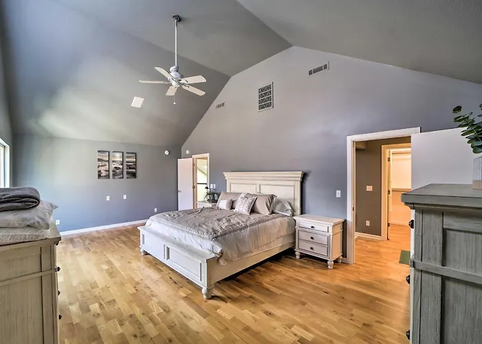 Grand Getaway With Private Pond, Dock & Deck Tulsa
