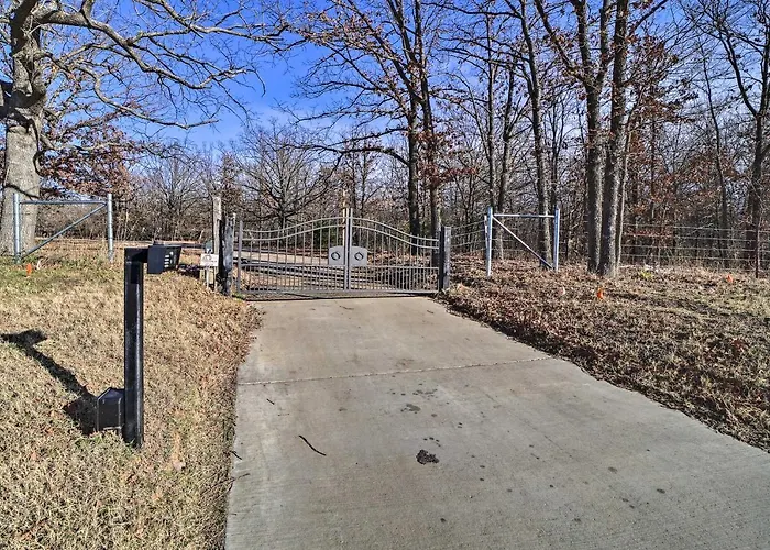 Grand Getaway With Private Pond, Dock & Deck Holiday home Tulsa