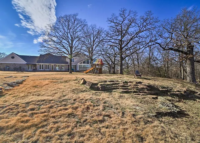 Grand Getaway With Private Pond, Dock & Deck Tulsa