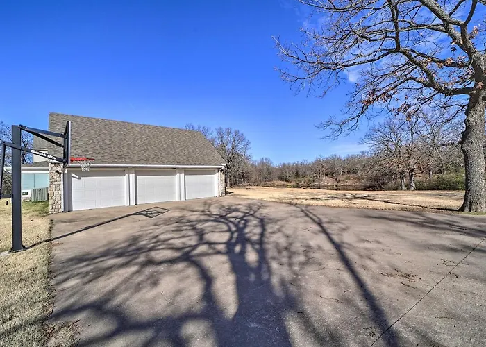 Grand Getaway With Private Pond, Dock & Deck Holiday home Tulsa